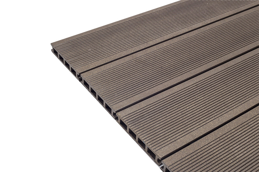Savadeck Classic Decking Chocolate – vedere înclinată a mai multor scânduri
