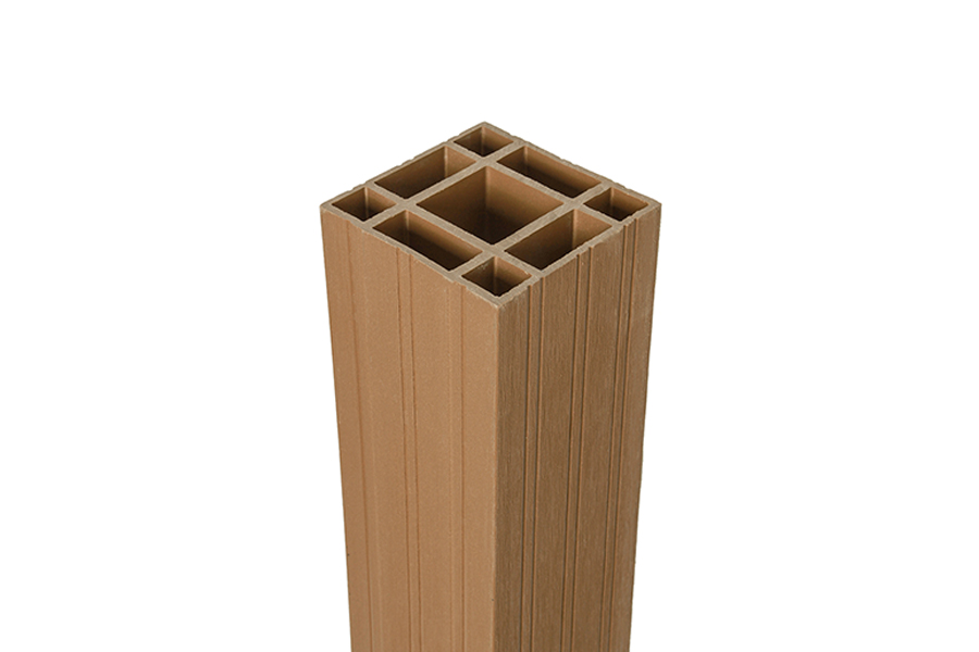 Savadeck WPC steber Teak – bližnji prikaz profila stebra