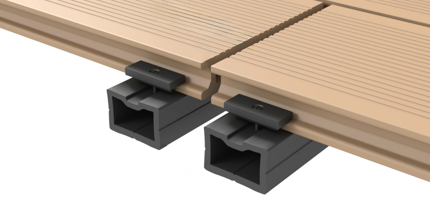 Savadeck Natur decking – 3D απεικόνιση σύνδεσης σανίδων decking με υποκατασκευή και κλιπ